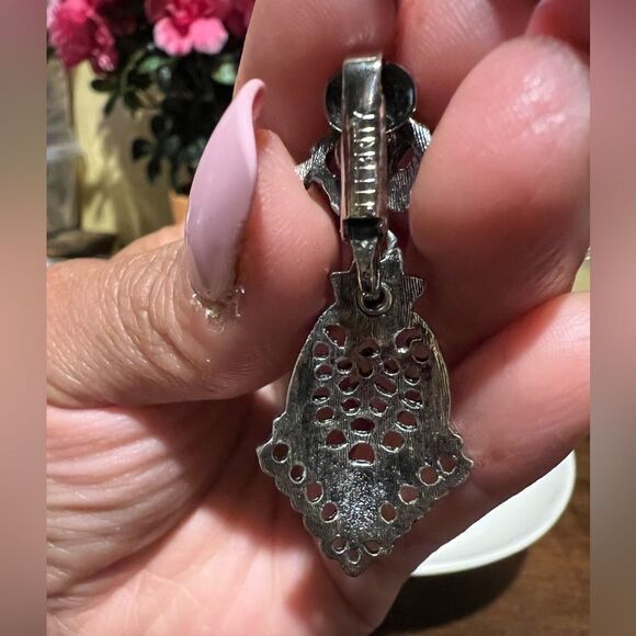 VINTAGE CELEBRITY DARK DANGLING CLIP EARRINGS - Picture 4 of 4